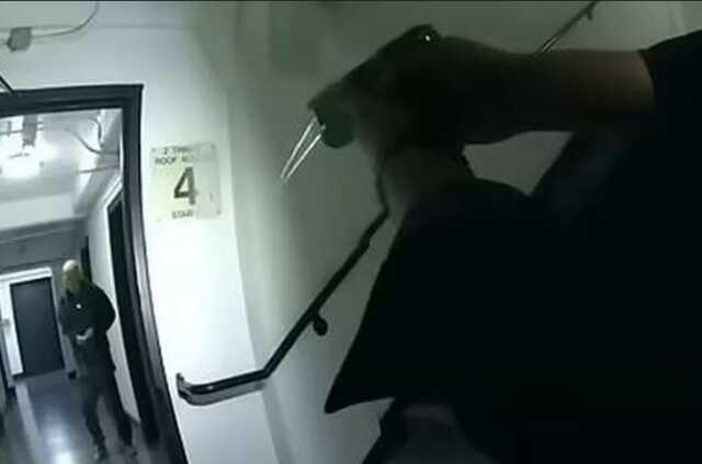 Cinayet zanlısı polise teslim olmamak için elindeki bıçağı karnına saplayıp yaşamına son verdi Cinayet zanlısı polise teslim olmamak için elindeki bıçağı karnına saplayıp yaşamına son verdi