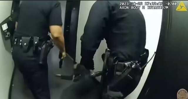 Cinayet zanlısı polise teslim olmamak için elindeki bıçağı karnına saplayıp yaşamına son verdi Cinayet zanlısı polise teslim olmamak için elindeki bıçağı karnına saplayıp yaşamına son verdi