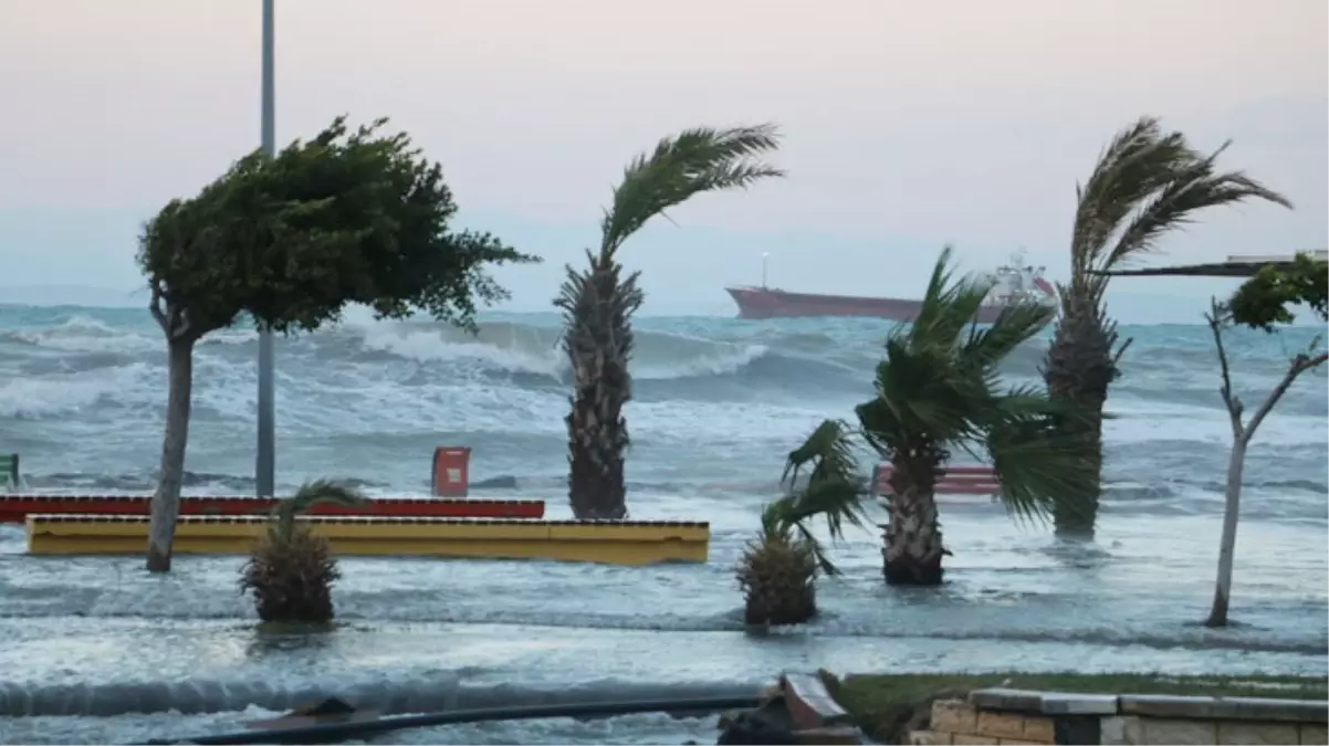 Depremde çöken İskenderun Körfezi'nde kuvvetli yağış sonrası denizle kara birleşti