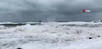 Artvin'de fırtına nedeniyle kuru yük gemisi karaya oturdu