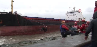 Artvin-Hopa'da Karaya Oturan Gemi Mürettebatının Kurtarılması Çalışmaları Devam Ediyor