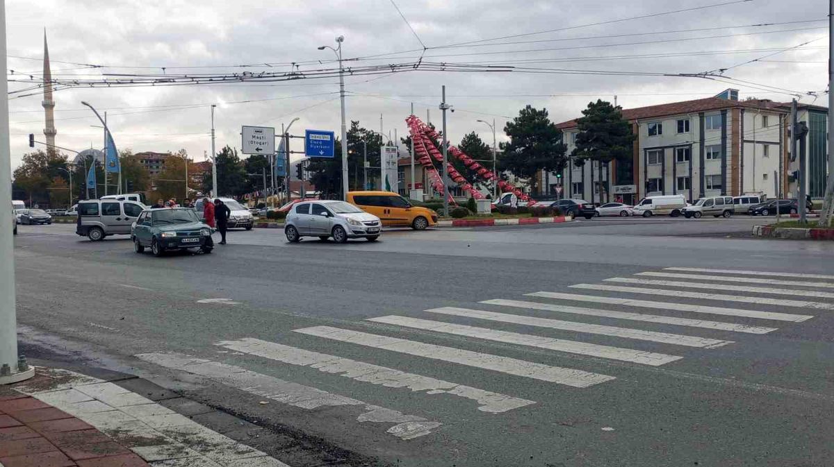 Malatya'da iki otomobilin karıştığı trafik kazasında maddi hasar meydana geldi