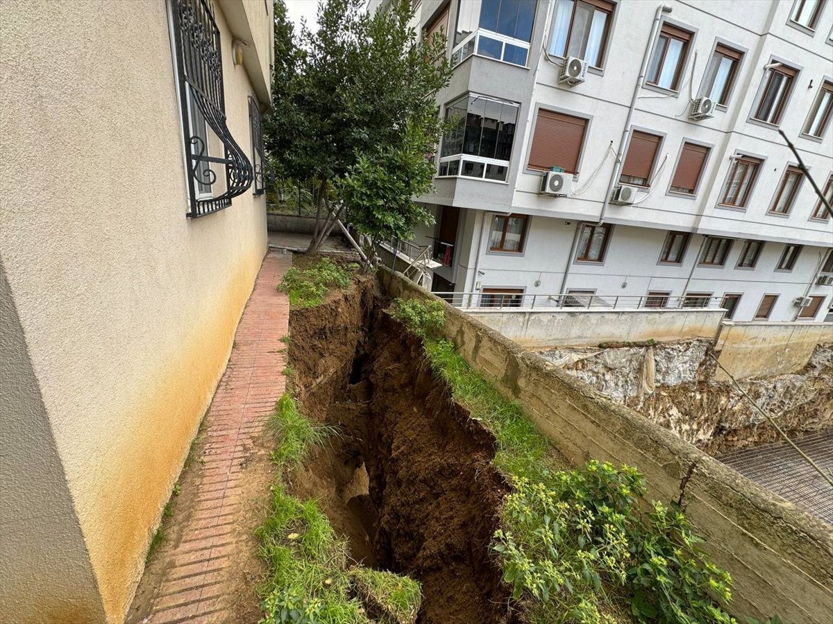 Maltepe'de İstinat Duvarı Kayan Apartman Tedbir Amaçlı Boşaltıldı