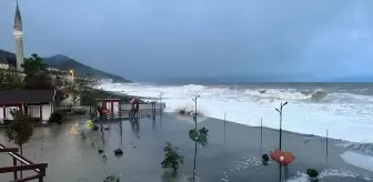 Karadeniz'de fırtına dev dalgalar oluşturdu