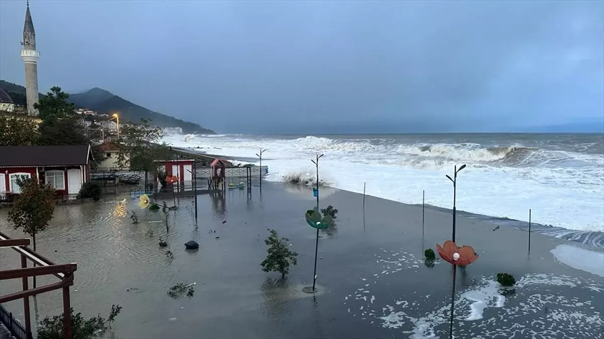Karadeniz'de fırtına dev dalgalar oluşturdu