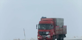 Kars-Iğdır kara yolunda kar ve tipi nedeniyle ulaşım güçlüğü yaşanıyor
