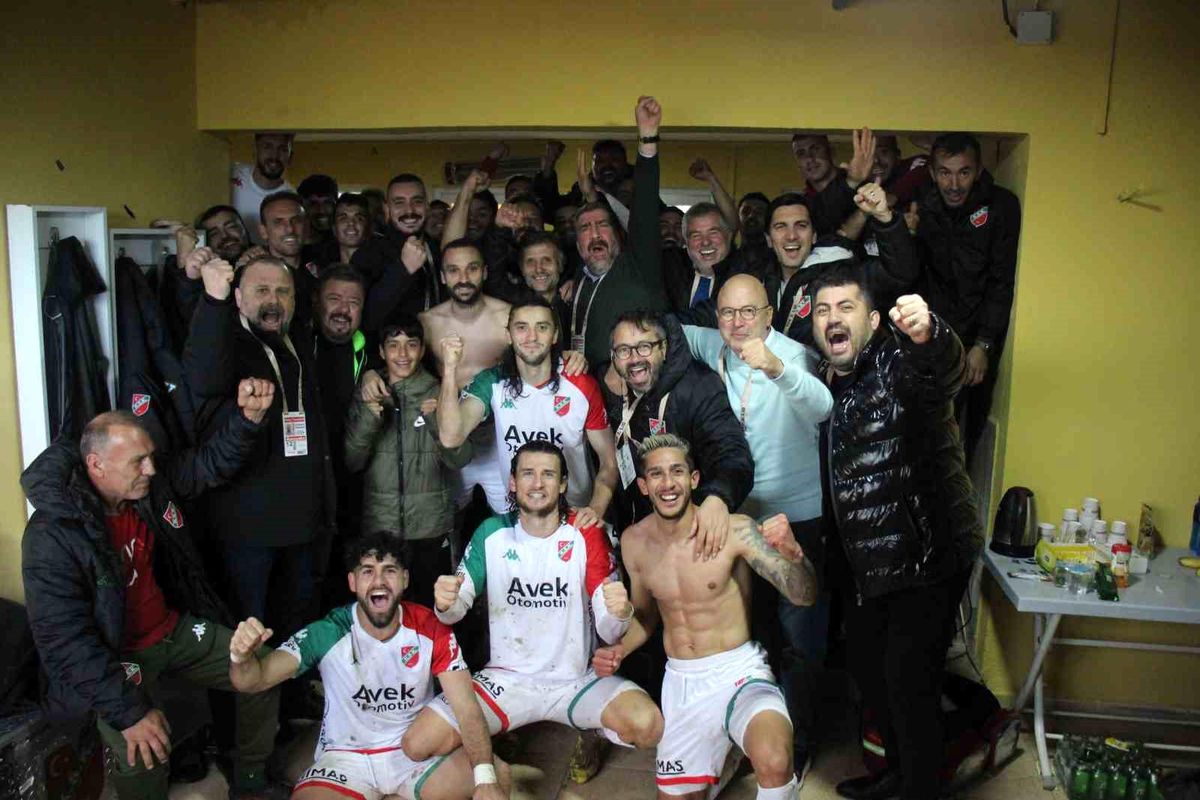 Karşıyaka, Efeler 09'u mağlup ederek zirveye yaklaştı