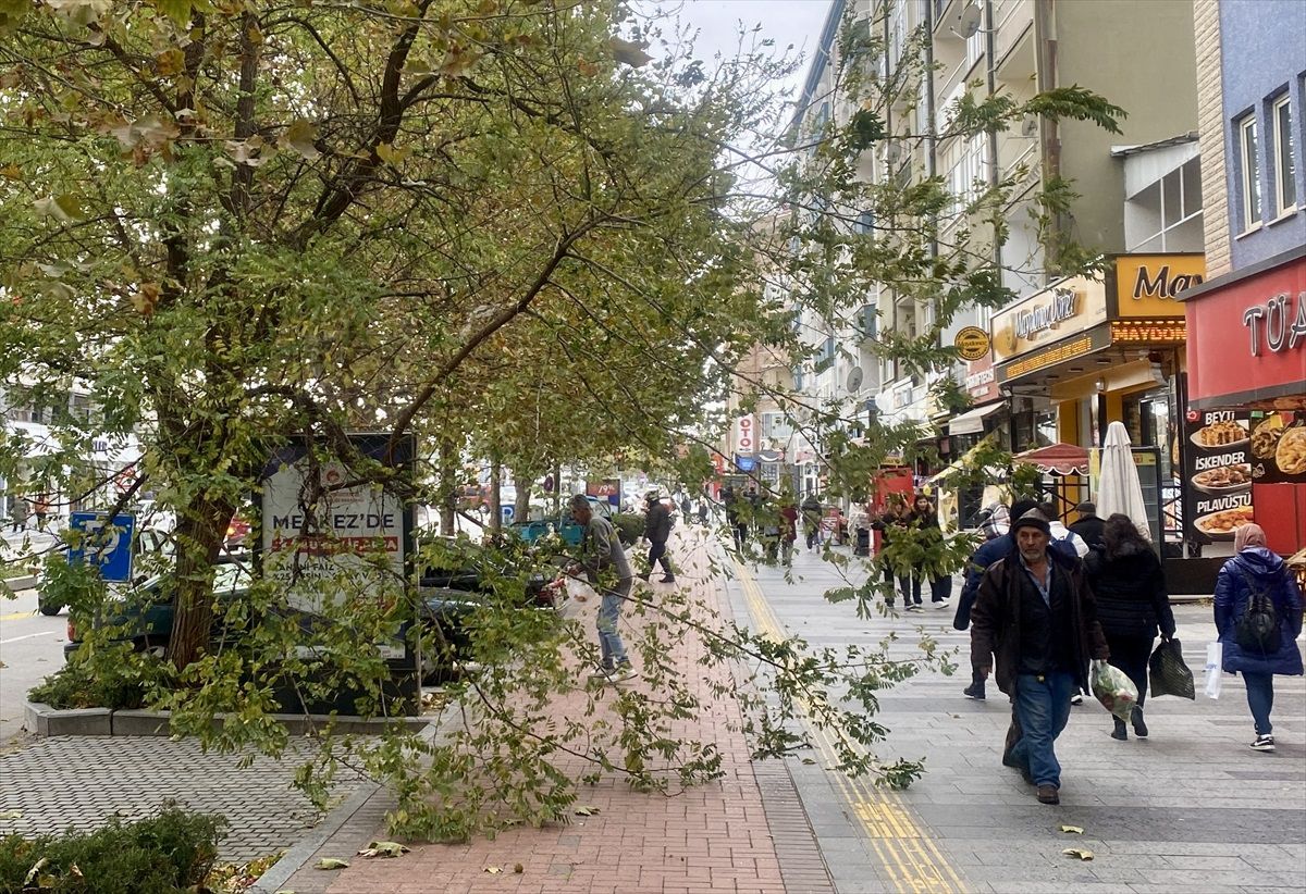 Kırşehir'de Etkili Fırtına Sonucu Binalarda Hasar Oluştu
