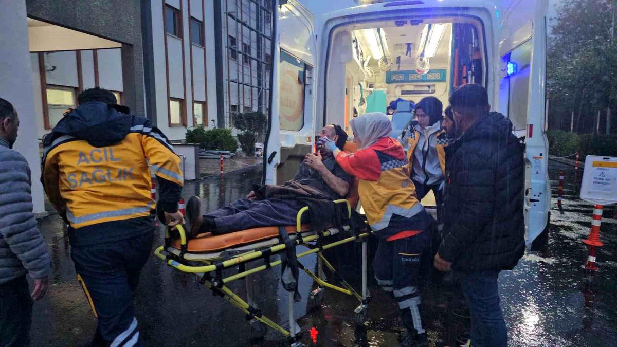 Adıyaman'da otomobil tıra çarptı: 2 yaralı
