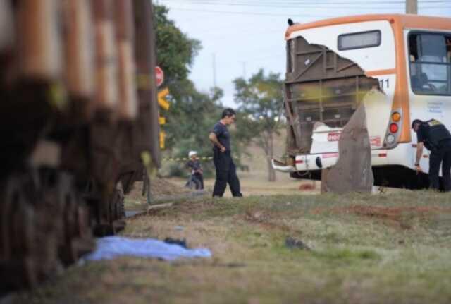 Otobüsten düştükten sonra trenin çarptığı kadın ikiye bölündü