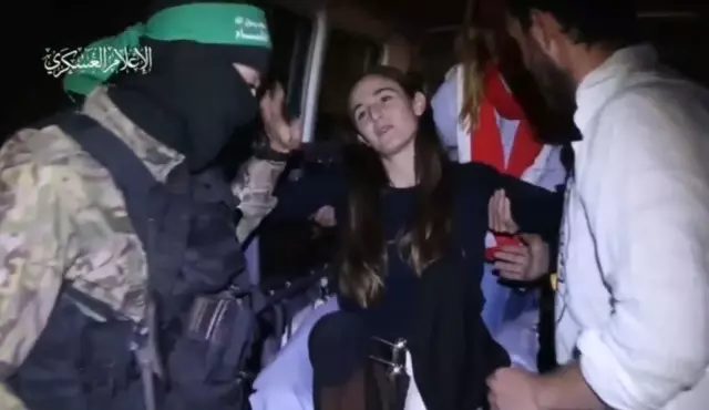 Esir takasına damga vuran görüntü! İsrailli rehine, Kassam Tugayına aşık mı oldu?