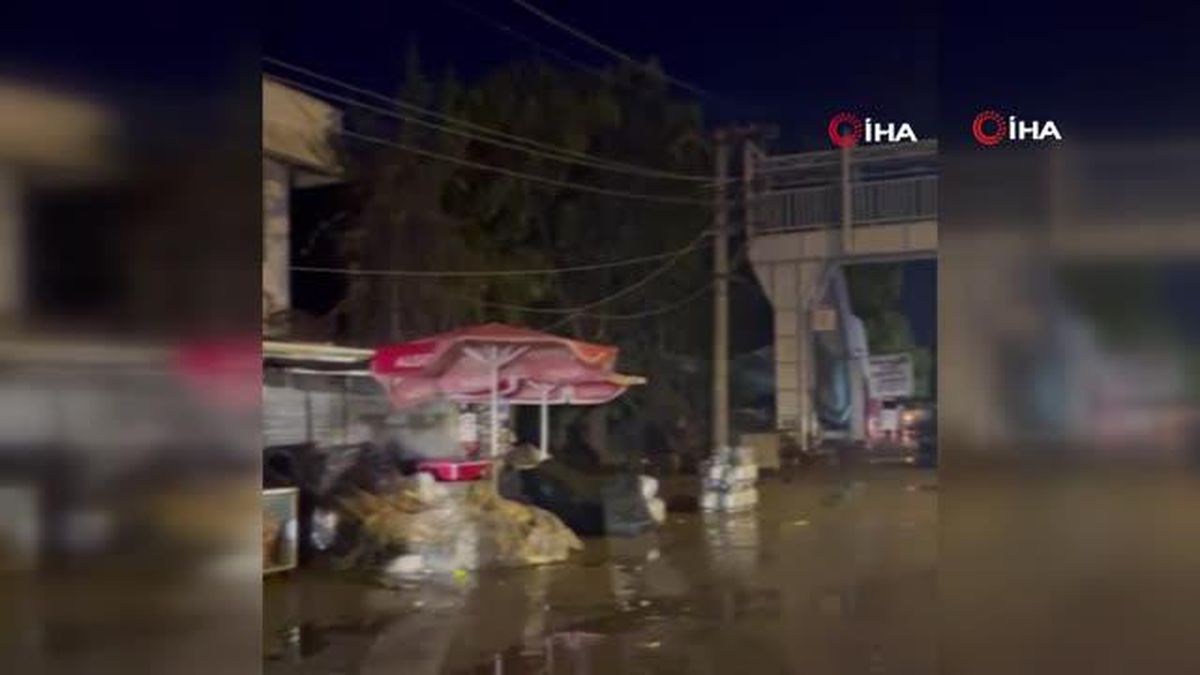 Şiddetli fırtına çatıları uçurdu