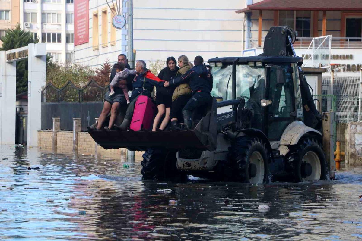 İskenderun'da Şiddetli Yağış ve Fırtına Sonucu Kent Merkezi Sular Altında Kaldı