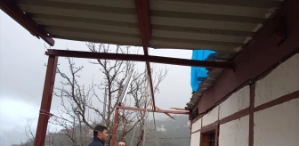 Trabzon'da Fırtına Sonucu Evlerin Çatıları Uçtu