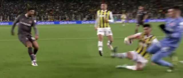 Türkiye'ni tartıştığı pozisyonda penaltı var mı yok mu? Hakem yorumcuları son noktayı koydu Türkiye'ni tartıştığı pozisyonda penaltı var mı yok mu? Hakem yorumcuları son noktayı koydu