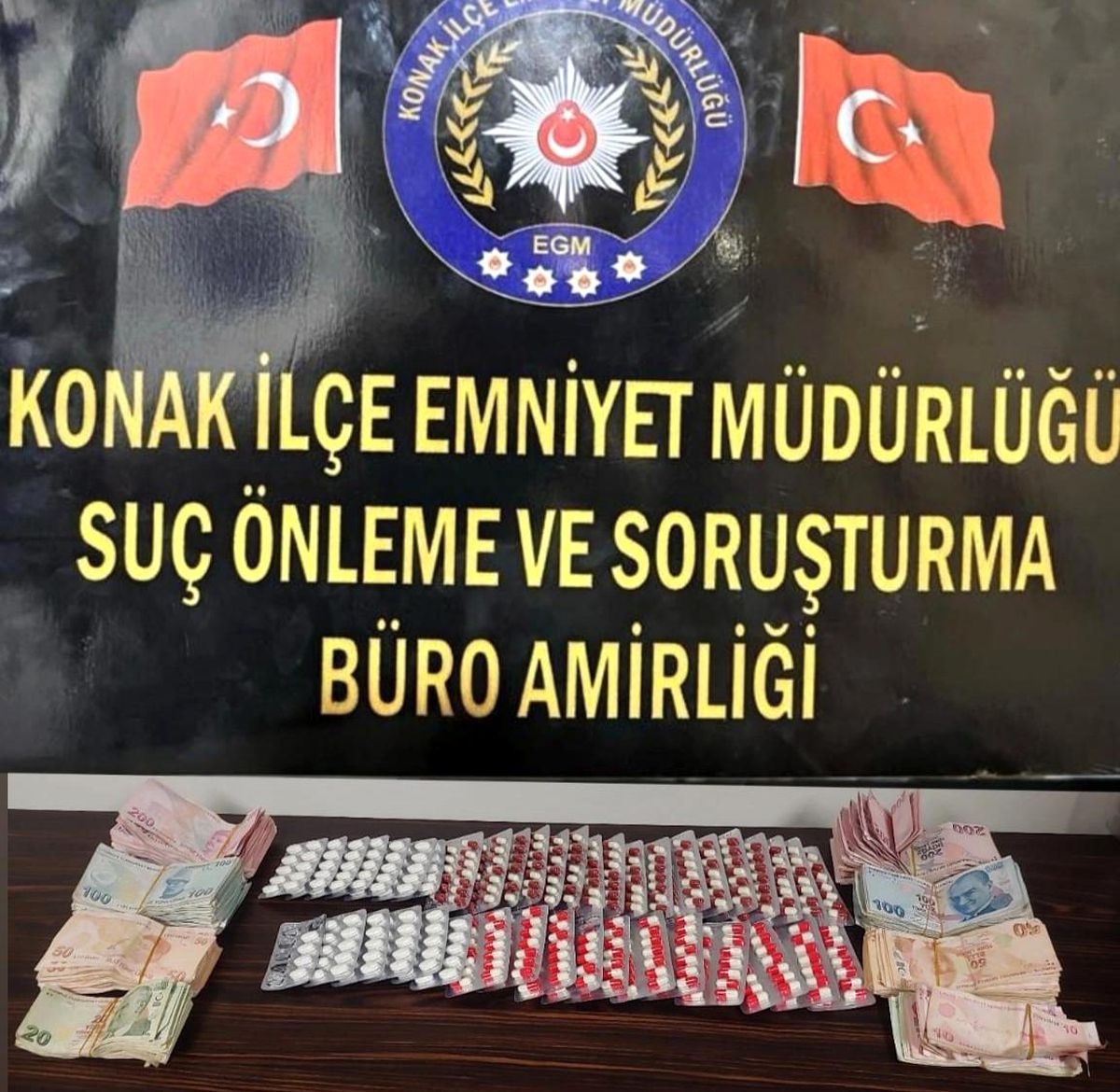 İzmir'de Uyuşturucu Ticareti Yapan 2 Kişi Yakalandı