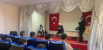 Adana'da öğrencilere tiyatro etkinliği düzenlendi