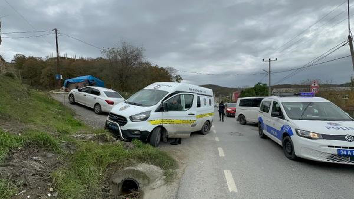 Arnavutköy'de Terk Edilmiş Otomobilde Kurşun İzleri Bulundu