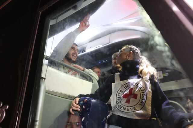 Ateşkes 2 gün daha uzatıldı! İsrail'in gün yüzü göstermediği 33 Filistinli daha serbest kaldı