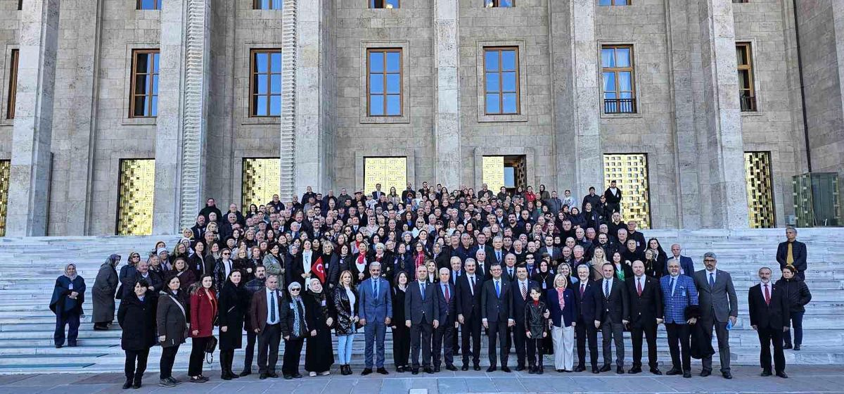Bursa'daki Balkan Göçmenleri CHP Genel Başkanı Özgür Özel'i Ziyaret Etti