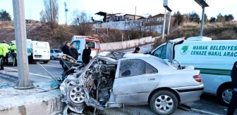 Ankara'da Kontrolden Çıkan Otomobilin Direğe Çarpması Sonucu 3 Kişi Hayatını Kaybetti