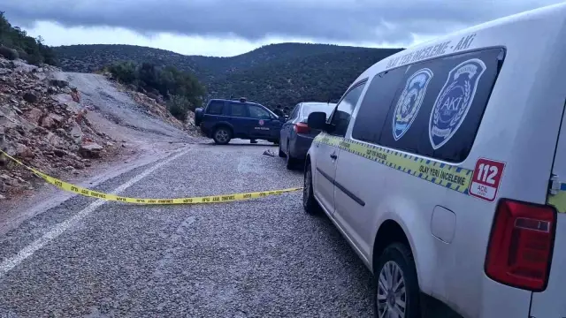 Muğla'nın Bodrum ilçesinde çarşafa sarılıp iple bağlanmış kadın ve çocuk cesedi bulundu Muğla'nın Bodrum ilçesinde çarşafa sarılıp iple bağlanmış kadın ve çocuk cesedi bulundu