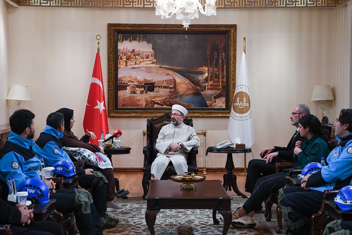Depremzedelerden Diyanet İşleri Başkanı Erbaş'a ziyaret