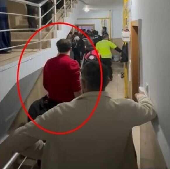 Ev sahibini dışarı atıp kapıyı kilitleyen hırsız linçten zor kurtuldu