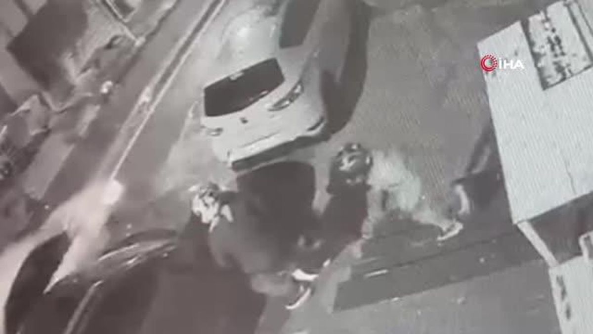 Kağıthane'de Otomobilde Silahlı Saldırıya Uğrayan Gencin Görüntüleri Ortaya Çıktı