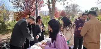 Gaziantep'te üniversite öğrencileri kadına şiddete karşı mor kurdele taktı