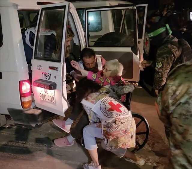 Geçici ateşkesin 5. gününde rehine takası başladı! Hamas, 12 esiri Kızılhaç'a teslim etti Geçici ateşkesin 5. gününde rehine takası başladı! Hamas, 12 esiri Kızılhaç'a teslim etti