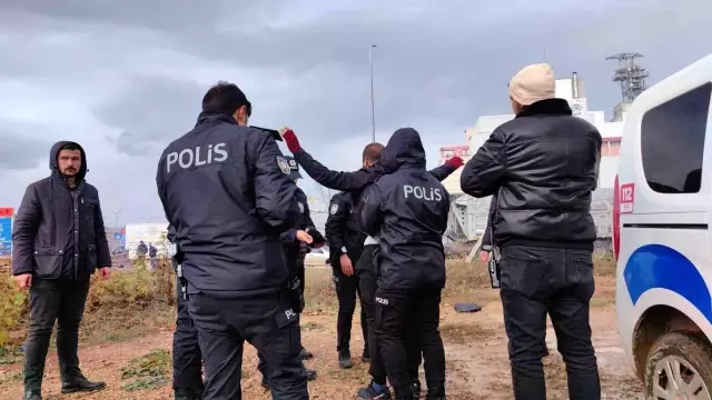 İnegöl'de Fabrika İnşaatında Para İsteyen Şahıs Dövizleri Yırttı