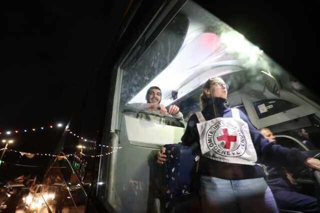 İsrail Güçleri, Filistinli mahkumları serbest bıraktıktan sonra Ramallah'da yüzlerce Filistinliyi gözaltına aldı İsrail Güçleri, Filistinli mahkumları serbest bıraktıktan sonra Ramallah'da yüzlerce Filistinliyi gözaltına aldı