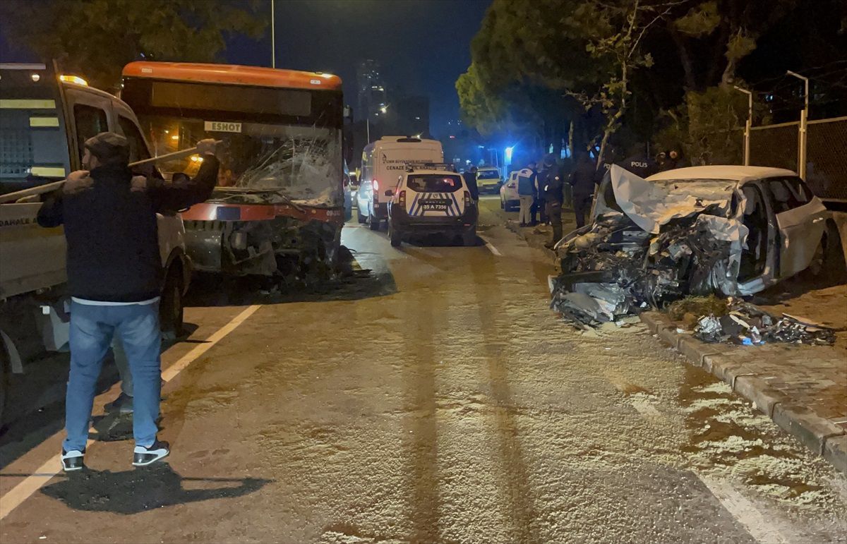 İzmir'de otomobil ile belediye otobüsü çarpıştı: 1 ölü, 2 yaralı