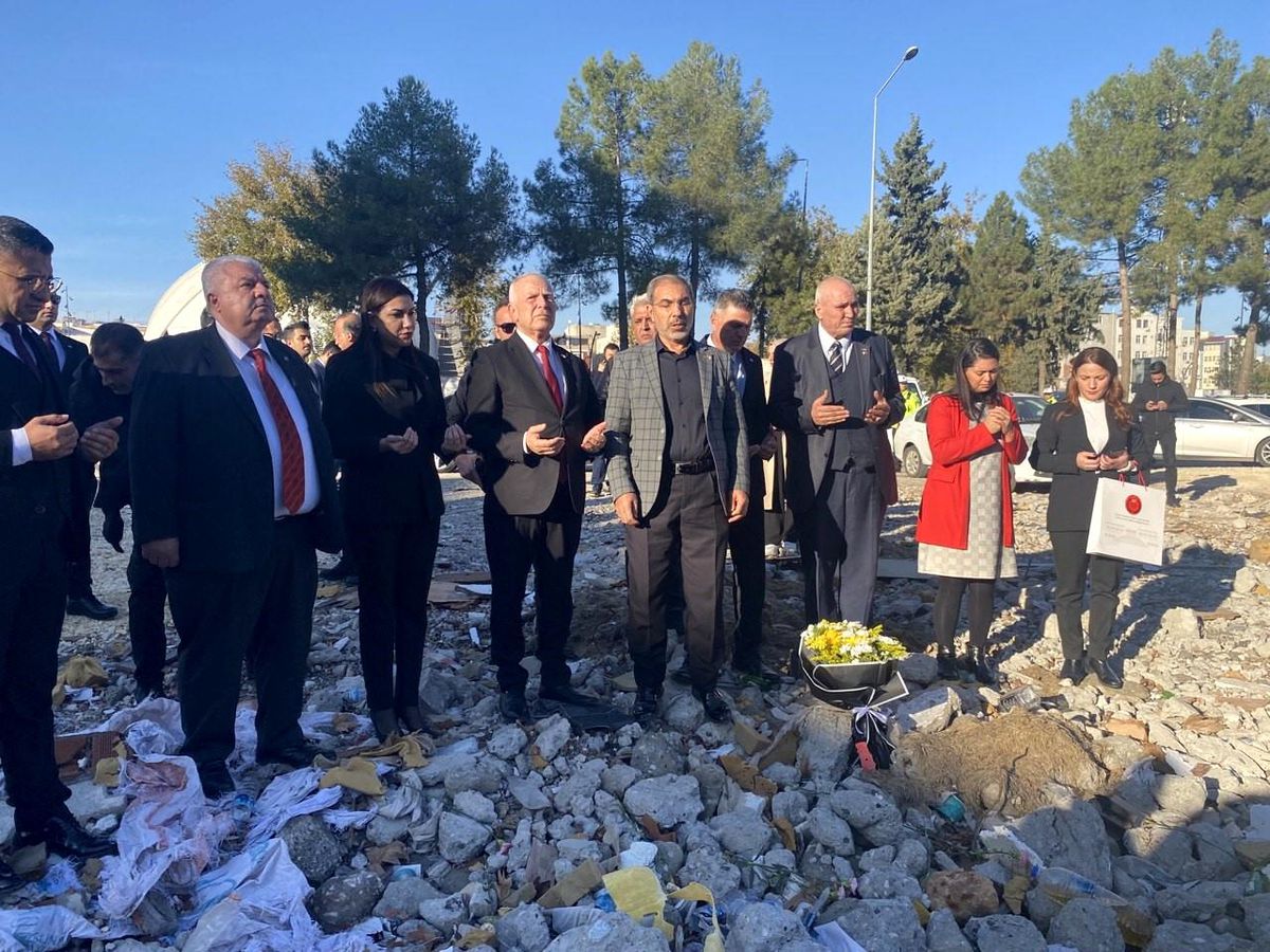 KKTC Meclis Başkanı Adıyaman'da depremde hayatını kaybeden öğrenciler için dua etti