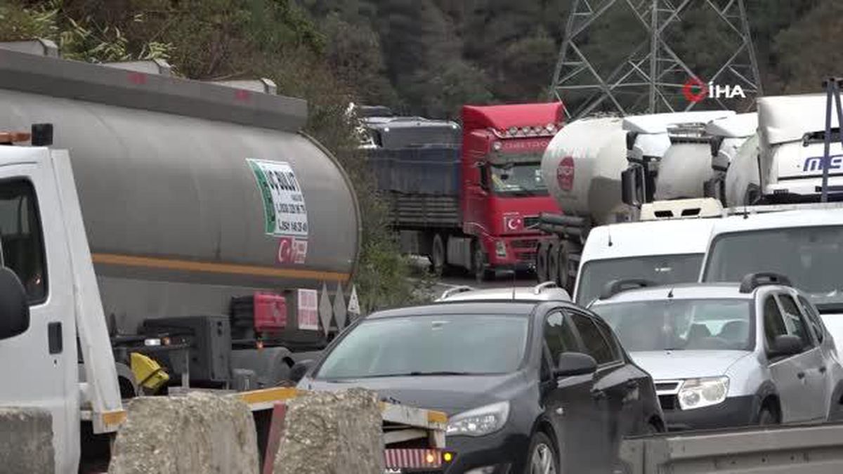 Kontrolden Çıkan Tır Karşı Şeride Geçti, D-650 Yolu Trafiğe Kapandı