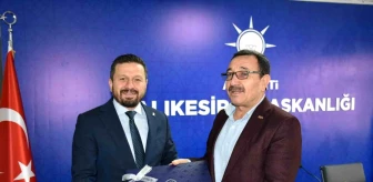 AK Parti İl Başkanı Mehmet Aydemir, Balıkesir'in Altıeylül ilçesi mahalle muhtarlarını kabul etti