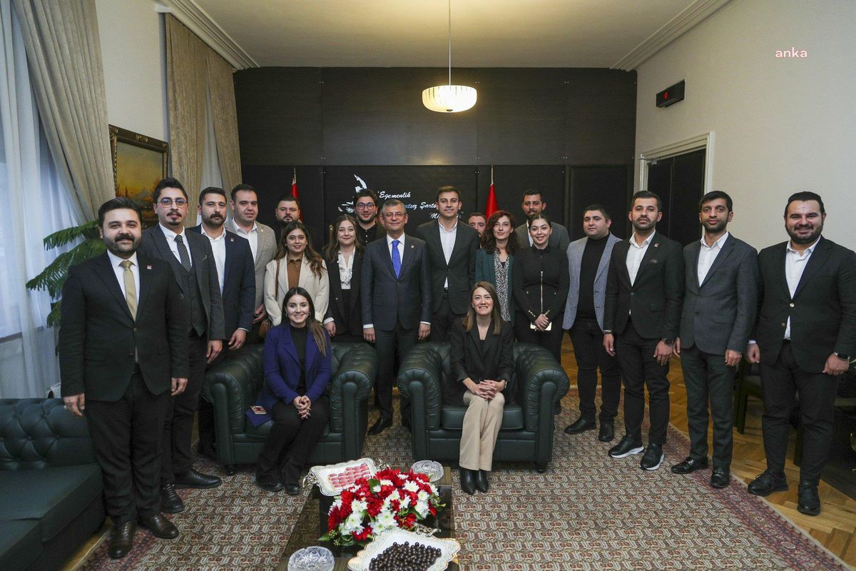 CHP Genel Başkanı Özgür Özel, CHP Gençlik Kolları ile bir araya geldi