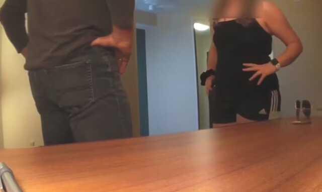 Pentagon yetkilisi, hayat kadını kılığına giren kadın polise cinsel ilişki için para verdiği sırada suçüstü yakalandı Pentagon yetkilisi, hayat kadını kılığına giren kadın polise cinsel ilişki için para verdiği sırada suçüstü yakalandı