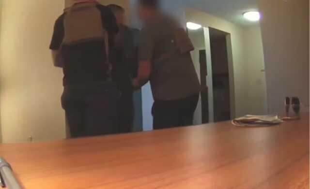 Pentagon yetkilisi, hayat kadını kılığına giren kadın polise cinsel ilişki için para verdiği sırada suçüstü yakalandı Pentagon yetkilisi, hayat kadını kılığına giren kadın polise cinsel ilişki için para verdiği sırada suçüstü yakalandı