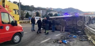 Rize'de otomobil minibüse çarptı: 4 yaralı