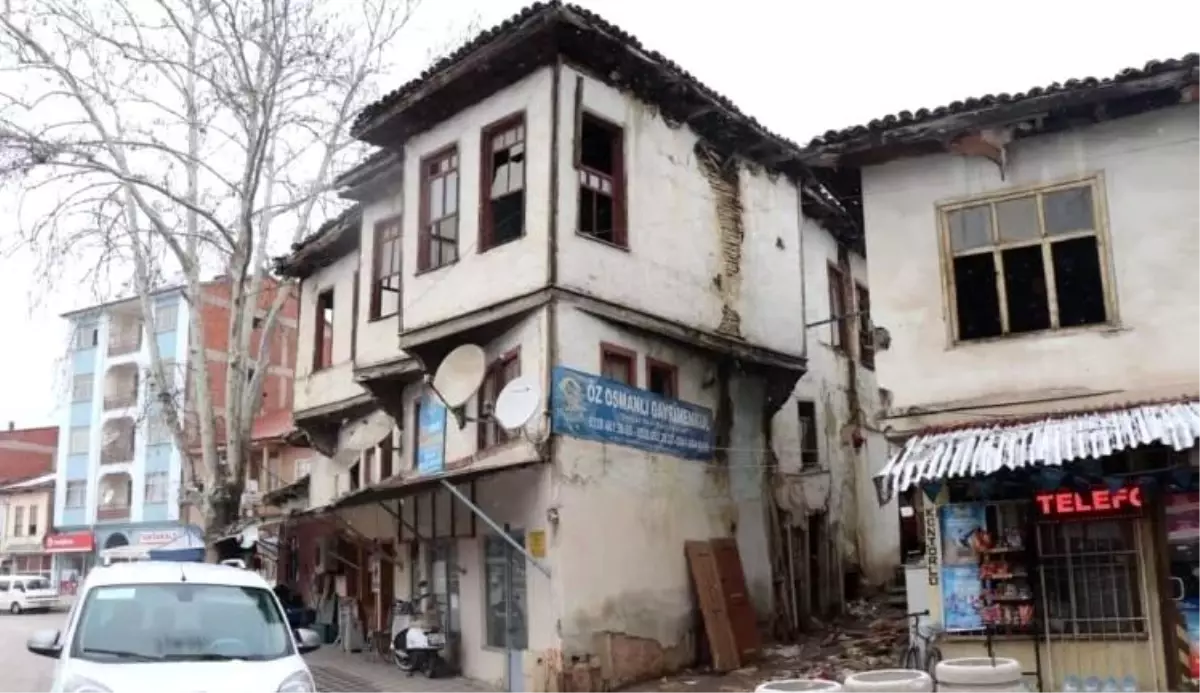 Gölpazarı'nda Taşhan Meydanı'nda sokak sağlıklaştırma ve cephe iyileştirme çalışmaları başladı