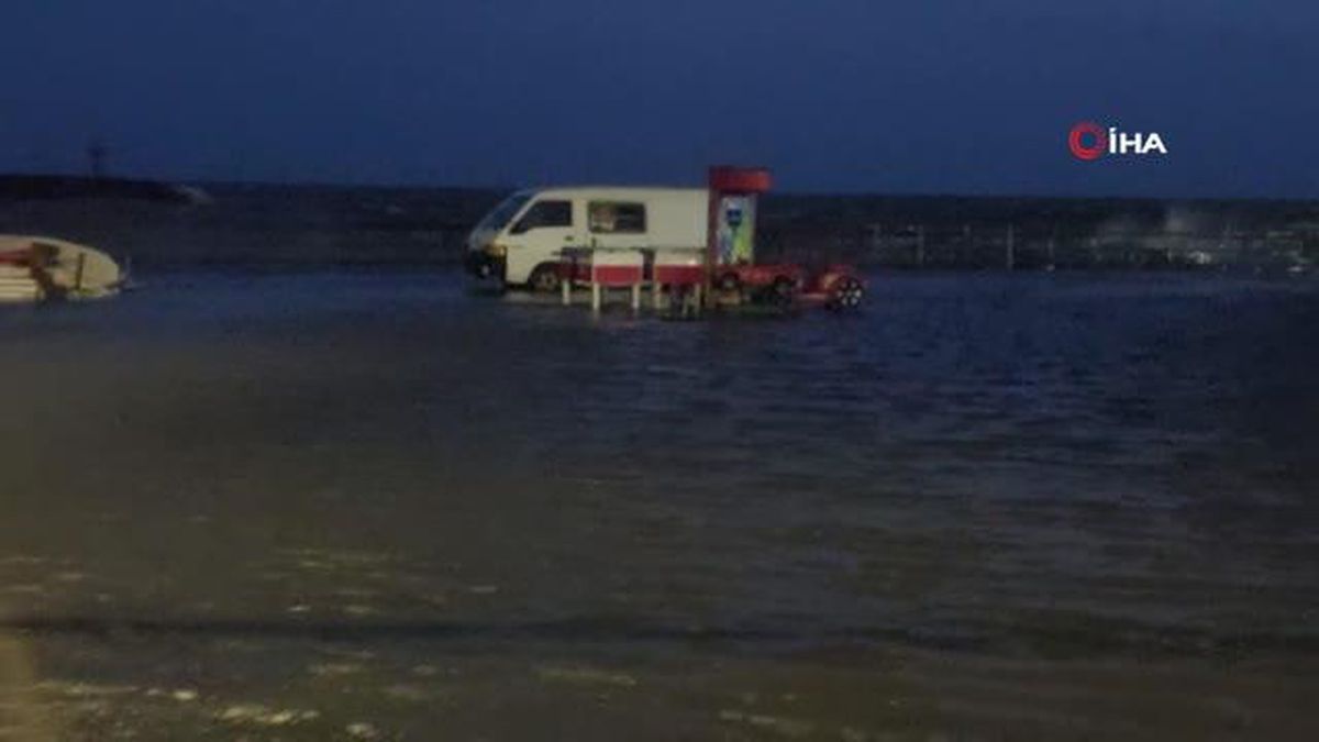 Tekirdağ'da şiddetli lodos sonucu deniz taştı