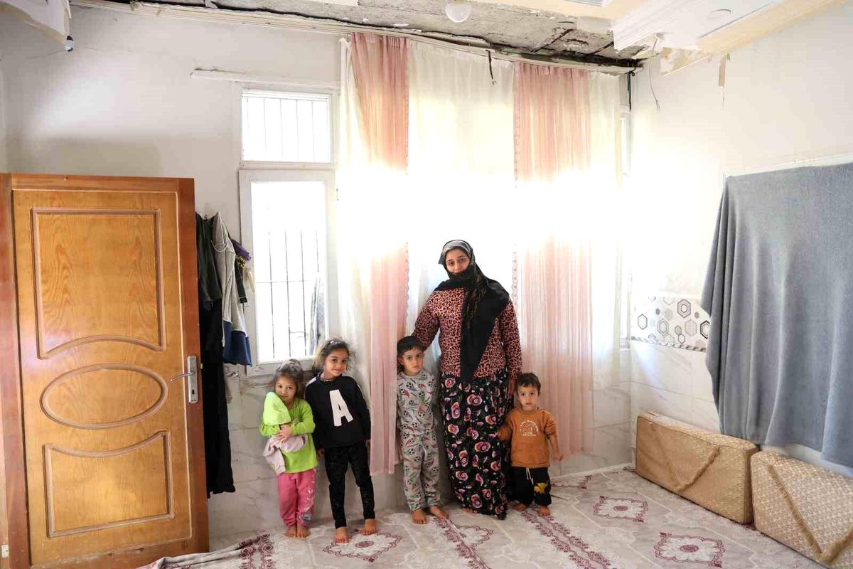Adana'da şiddetli yağmur nedeniyle evin tavan alçısı düştü