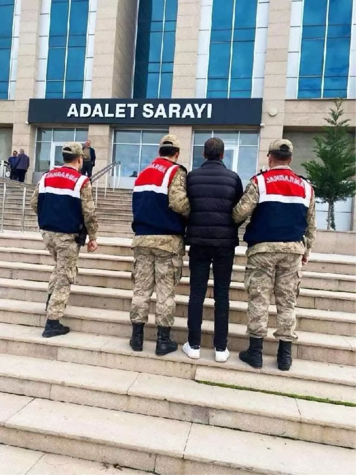 Van'da 114 Kaçak Göçmen Yakalandı, 13 Şüpheli Gözaltına Alındı