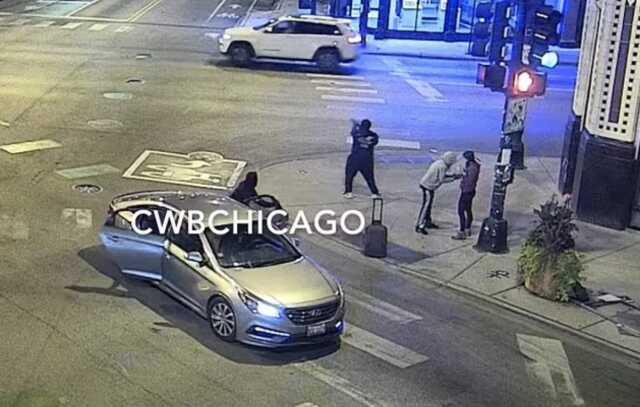 Amerika'da bir silahlı grup şehrin en işlek caddesinde silahla araç durdurup soygun yaptı Amerika'da bir silahlı grup şehrin en işlek caddesinde silahla araç durdurup soygun yaptı