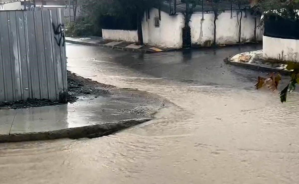 Arnavutköy'de Şiddetli Yağış Sonrası Cadde ve Sokaklar Sular Altında Kaldı