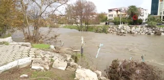 Edremit'te sağanak yağış sonucu asma köprü çöktü