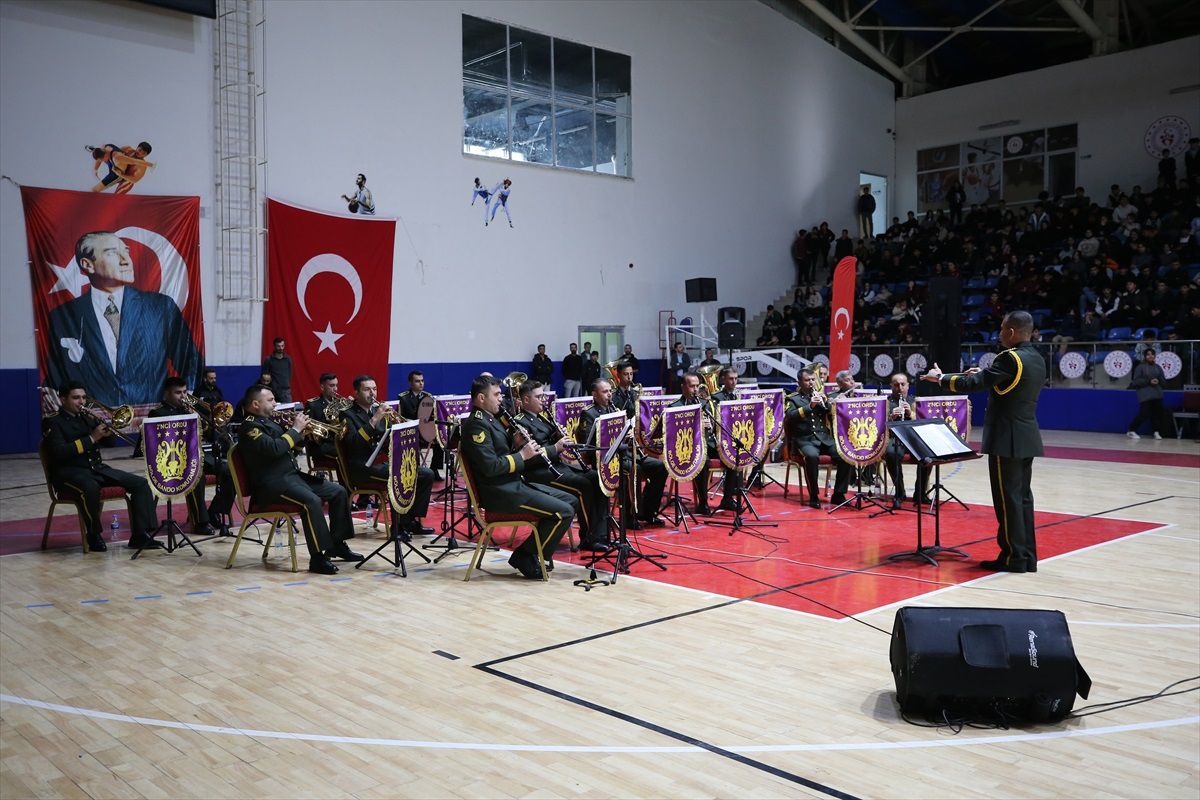 Askeri bando takımı, Hakkari'de konser verdi