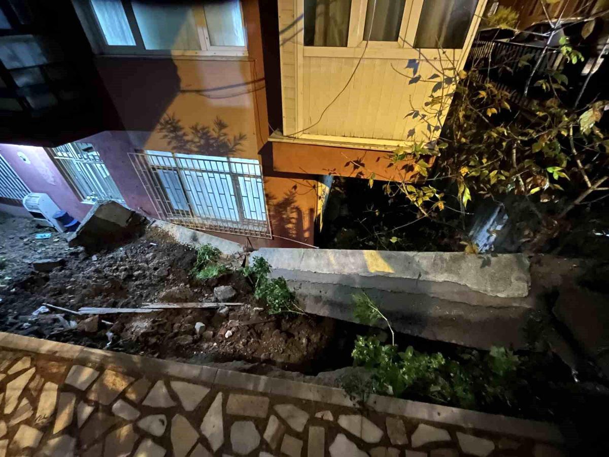 Avcılar'da sağanak yağış sonucu istinat duvarı çöktü